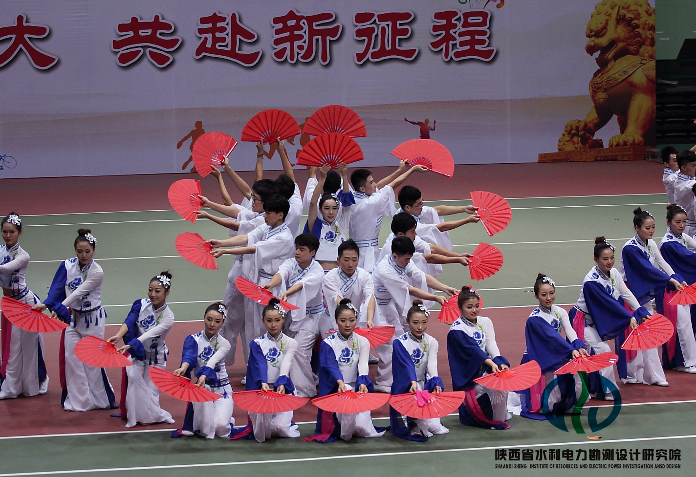 由设计院34名青年职工表演的健身舞蹈《风韵中国—响扇舞